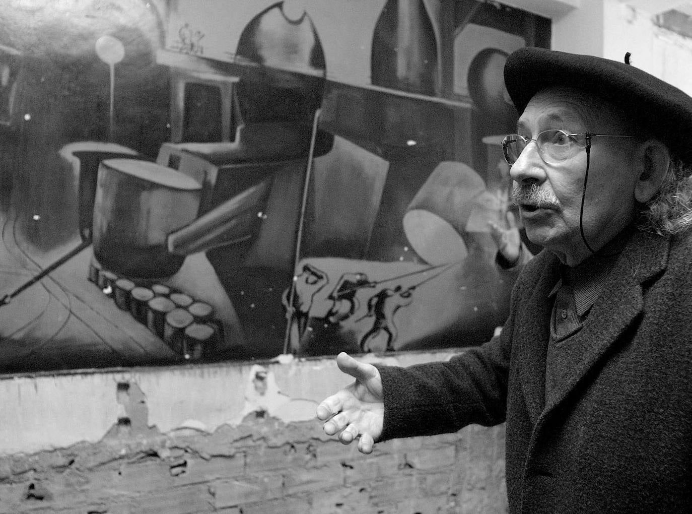 El pintor explica uno de sus murales, pintado en 1962
