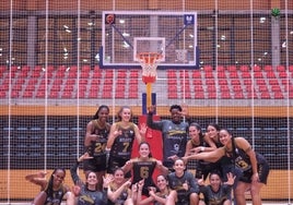 Las jugadoras del Ausarta celebran su sexta victoria consecutiva.