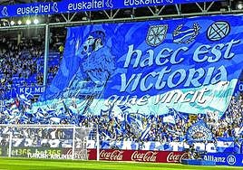 El tifo que hace referencia al lema de Vitoria en el graderío de Mendizorroza.