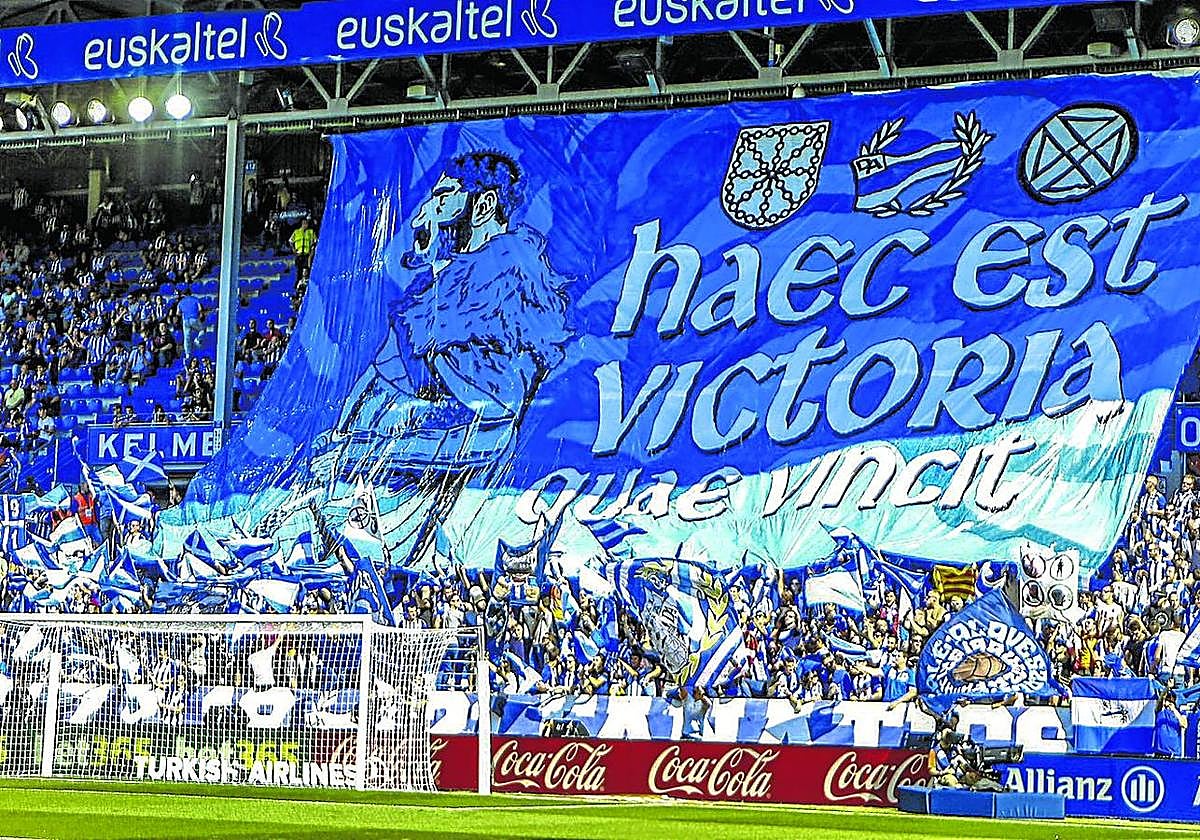 El tifo que hace referencia al lema de Vitoria en el graderío de Mendizorroza.