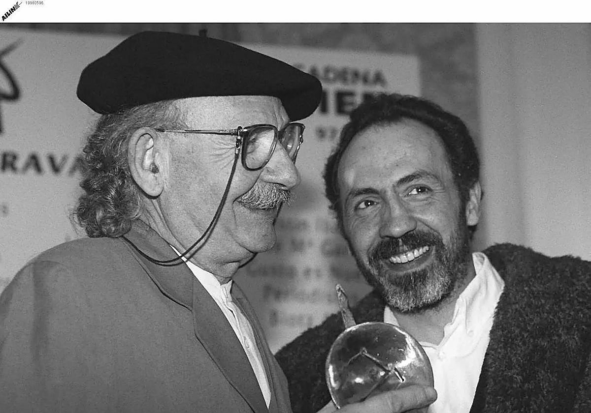 Agustín Ibarrola con su hijo Jose en 1998.