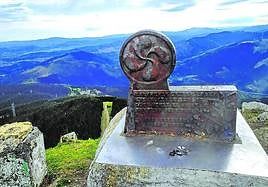 El lauburu de la cima del Eretza con el cortafuegos detrás.