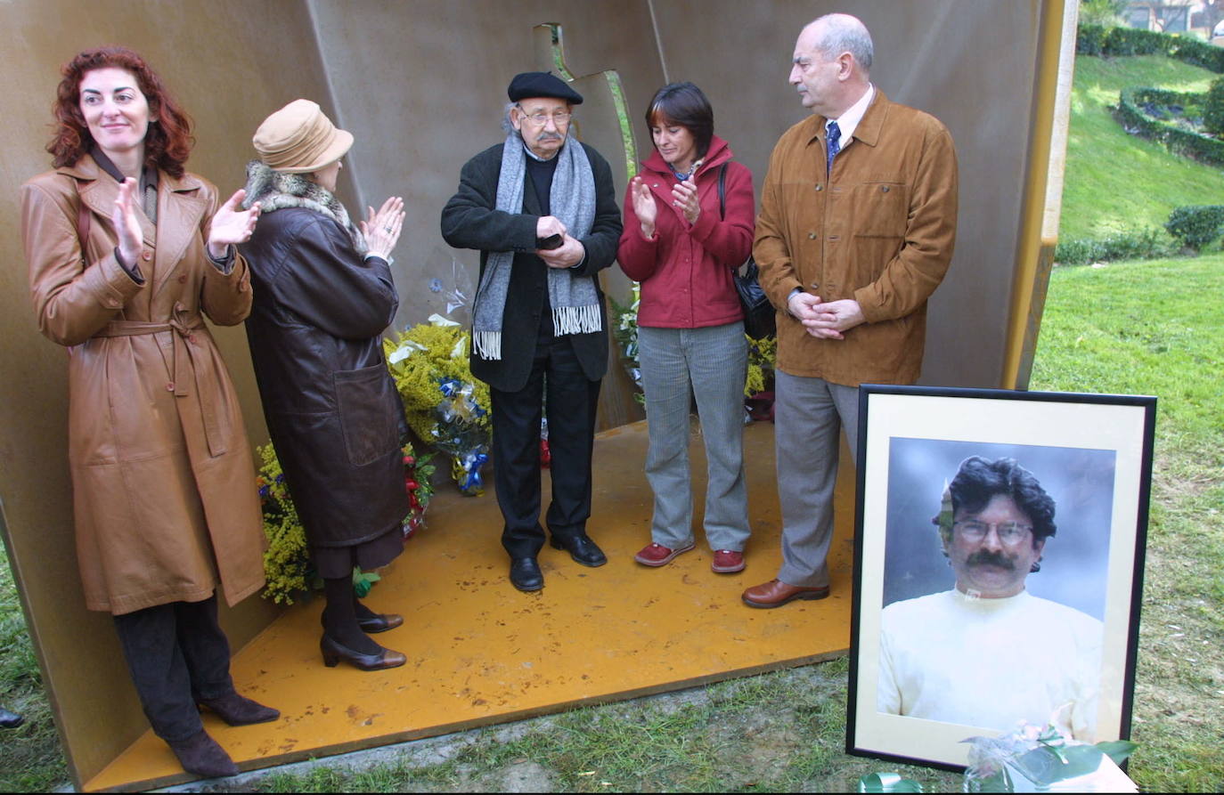 Otra de las imágenes del emotivo homenaje a Joseba Pagazaurtundua en el que participó en 2004