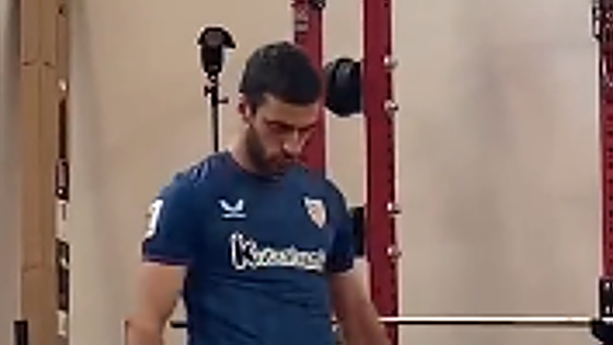 Lekue imita el «siuuu» de Cristiano Ronaldo en la sesión de fotos de la nueva camiseta del Athletic
