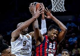 Alex Tyus, del Asvel, y Steven Enoch se disputan un rebote en la penúltima jornada europea.