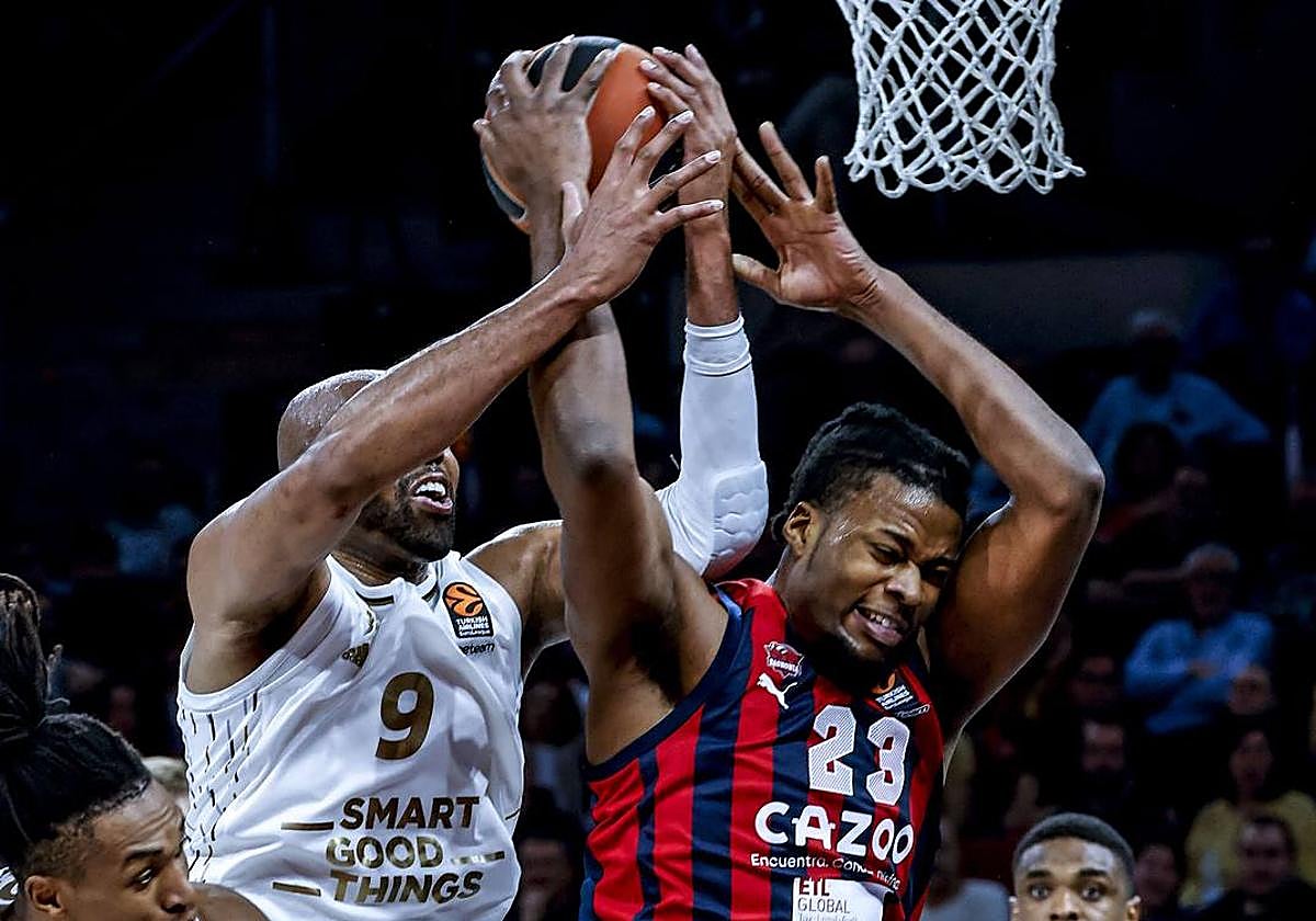 Alex Tyus, del Asvel, y Steven Enoch se disputan un rebote en la penúltima jornada europea.