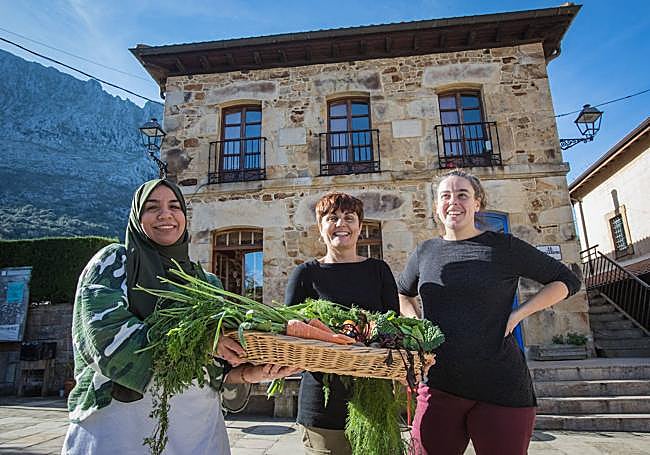 Hajar el Ouahabi, Vanesa Calvo y Lur Moragues, a las puertas de la venta Amillena, en Atxondo.