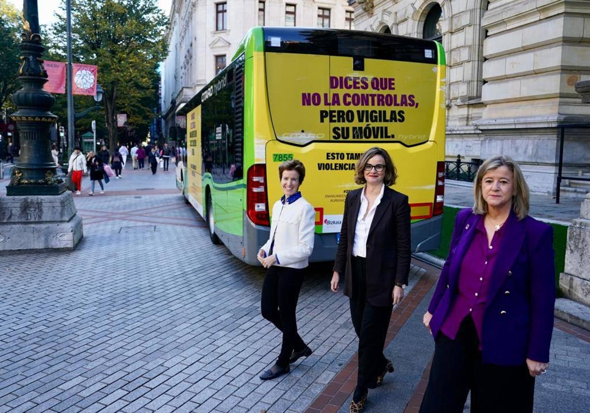 Sonia Pérez (Transportes), Elixabete Etxanobe (diputada general) y Teresa Laespada (Igualdad), en la presentación de la campaña.