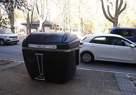 Uno de los contenedores desplazados por los jóvenes sorprendidos por ertzainas.