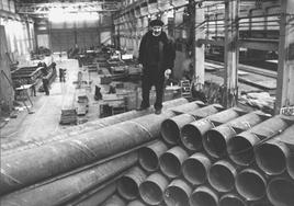 Agustín Ibarrola mirando unos tubos de hierro en el interior de AHV en 1989.