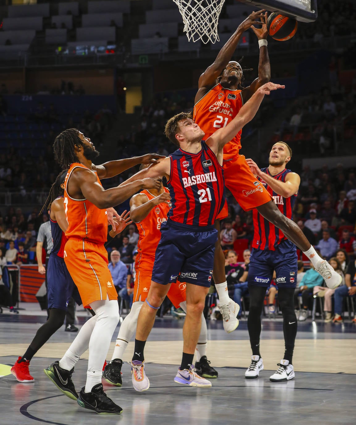 Las imágenes de una victoria clave para el Baskonia