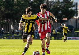 David Nates supera en carrera a Iñigo Zuzaya en el partido entre el Portugalete y el Pasaia.