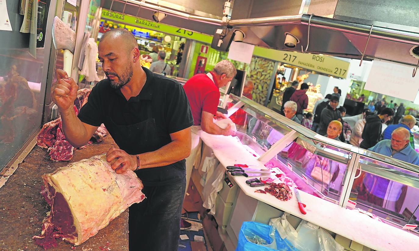 Un comerciante prepara chuletas de vacuno para comercializar la mañana del sábado.