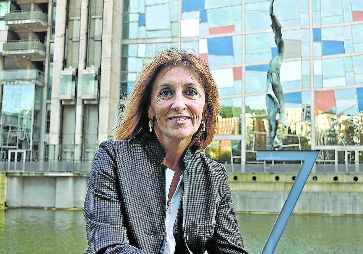 Nerea Lupardo posa delante del Euskalduna, centro de congresos y espectáculos que regenta desde 2021.