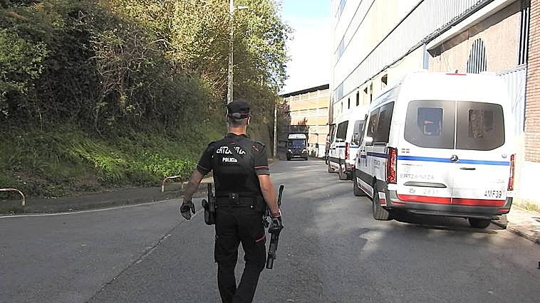 Imágenes del operativo de la Ertzaintza llevado a cabo este domingo.