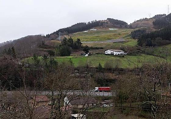 El ciclista ha sido trasladado a un centro hospitalario.