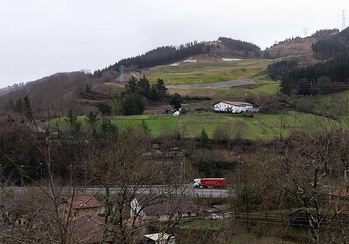 El ciclista ha sido trasladado a un centro hospitalario.