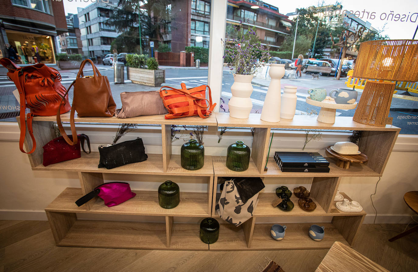 Dos mujeres creadoras abren una tienda en Getxo con sus bolsos y artículos de decoración