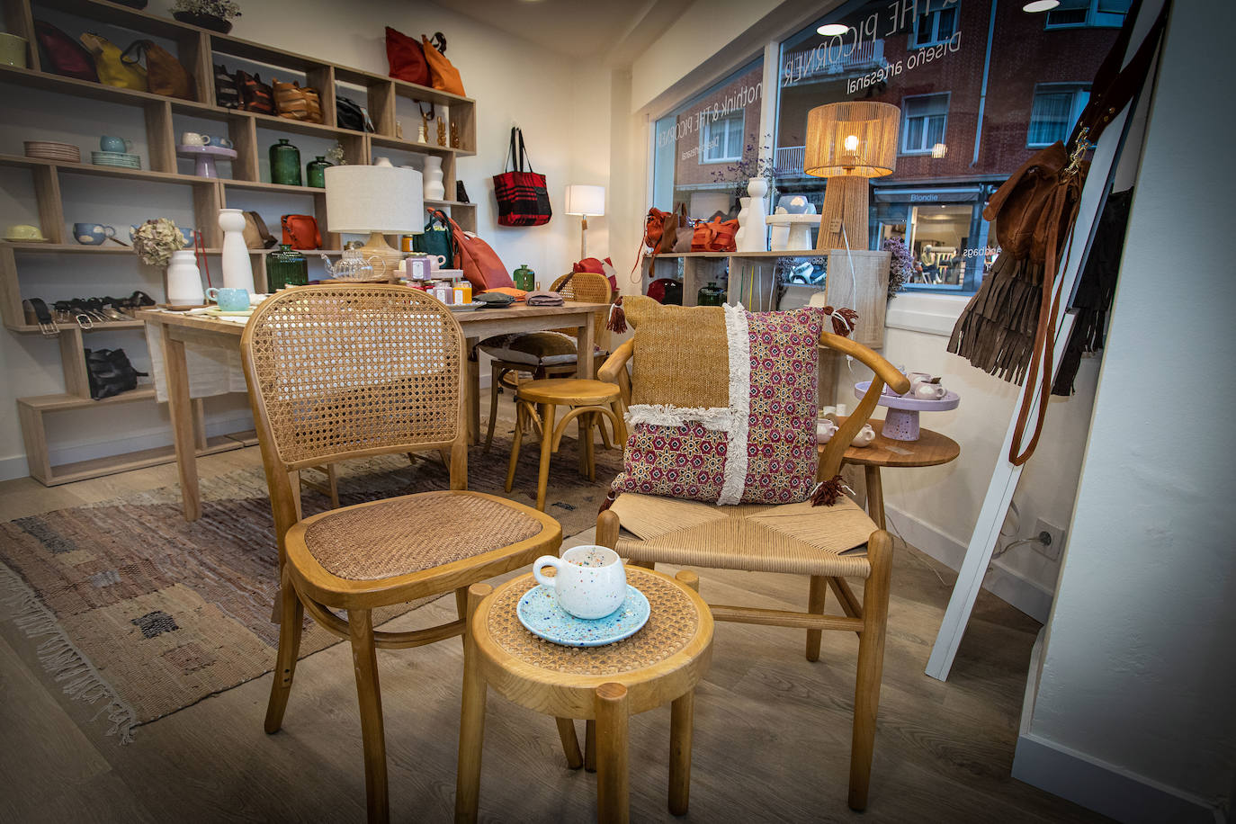 Dos mujeres creadoras abren una tienda en Getxo con sus bolsos y artículos de decoración