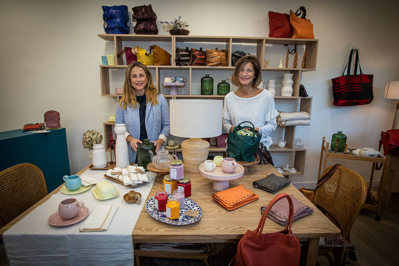 Dos mujeres creadoras abren una tienda en Getxo con sus bolsos y artículos de decoración