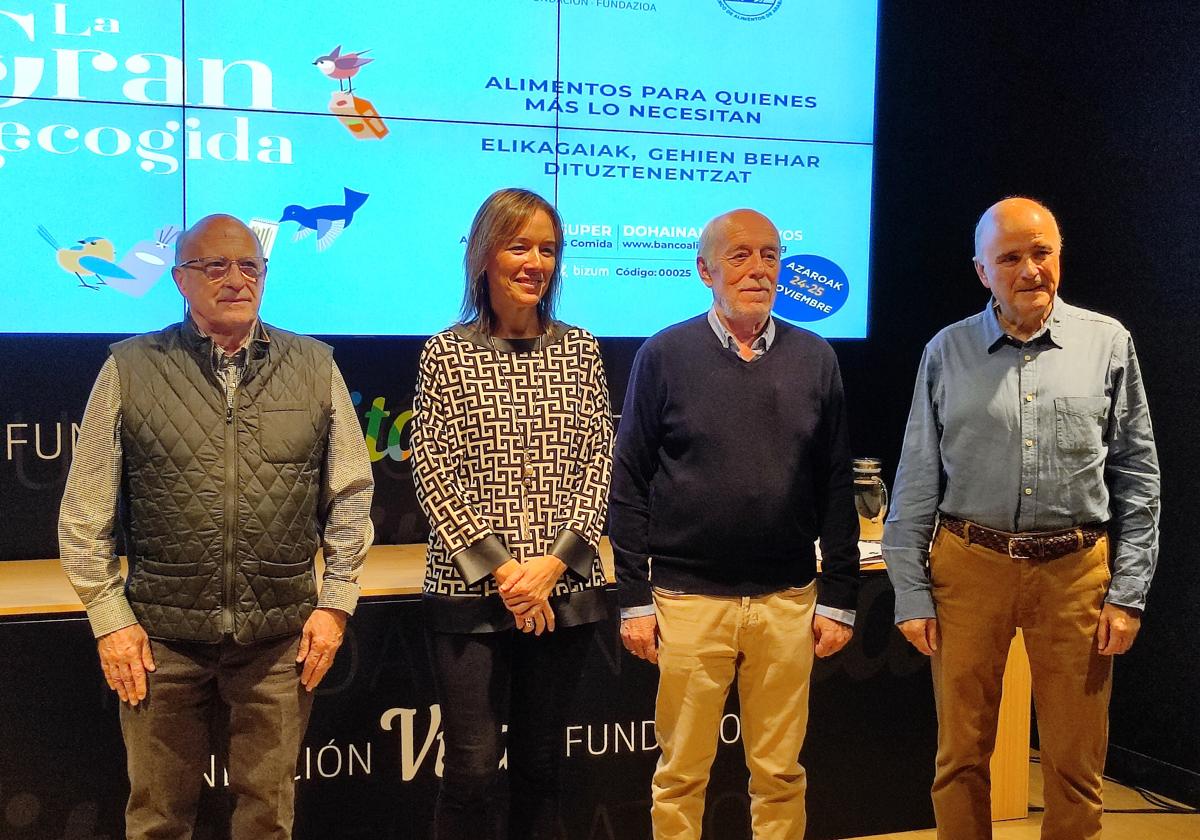 Miembros del Banco de Alimentos de Álava, junto a la directora de la Fundación Vital.