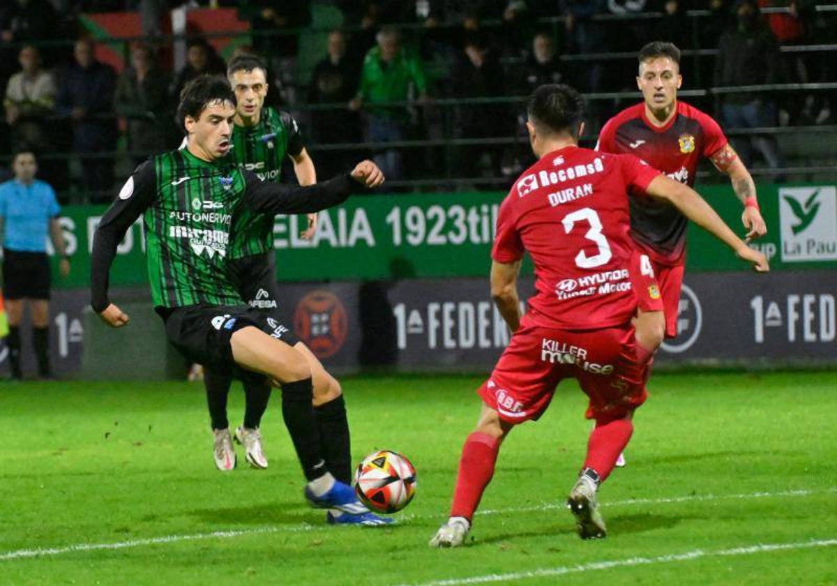 Jon Guruzeta intenta regatear a Durán en una acción del partido de este pasado domingo entre el Sestao River y el Fuenlabrada.