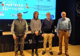 Miembros del Banco de Alimentos de Álava, junto a la directora de la Fundación Vital.