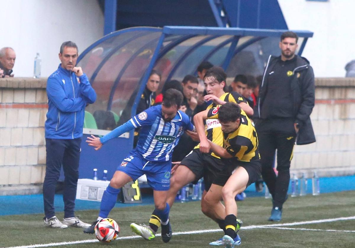 Iñaki García observa un lance de juego en el partido disputado en Tabira ante el Basconia.