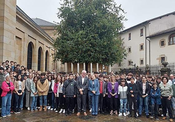 Los adolescentes se sacaron una foto de familia junto a la presidenta de las Juntas Gernerales, Ana Otadui y el presidente de Unicef Comite del País vasco, Isidro Elezgarai.