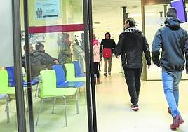 Varias personas esperan su turno en las dependencias de una oficina de Lanbide.