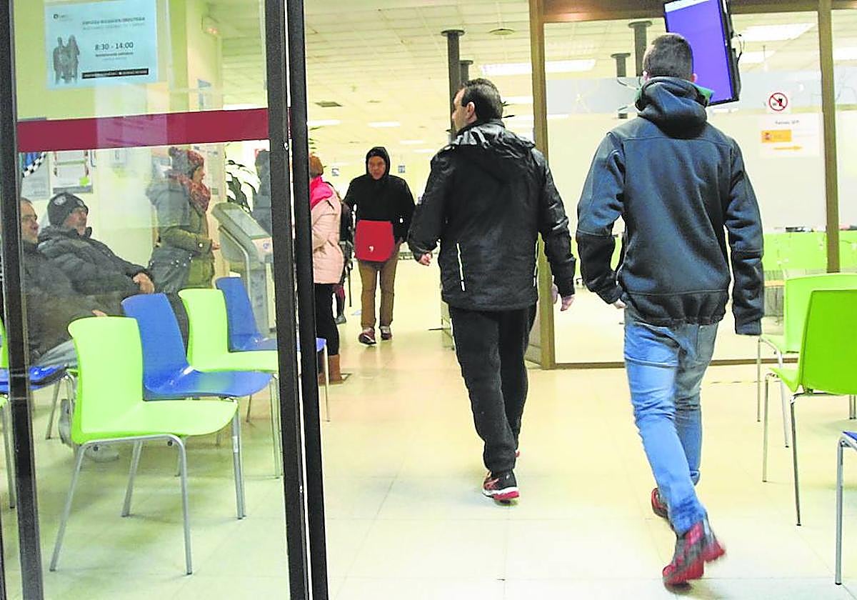 Varias personas esperan su turno en las dependencias de una oficina de Lanbide.