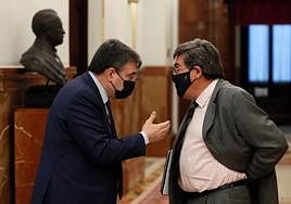 El portavoz del PNV en el Congreso, Aitor Esteban, conversa con el ministro José Luis Escrivá.