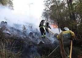 Los bomberos durante los trabajos de extinción del incendio de Balmaseda.