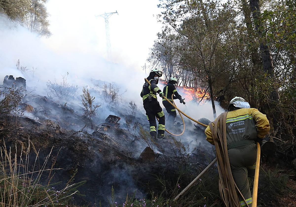 Los bomberos durante los trabajos de extinción del incendio de Balmaseda.