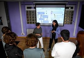 Varios jóvenes participan en el taller de educación sexual impartido por el Centro Borobil en el Gazteleku de Derio e impulsado por el departamento de Cultura del Ayuntamiento.