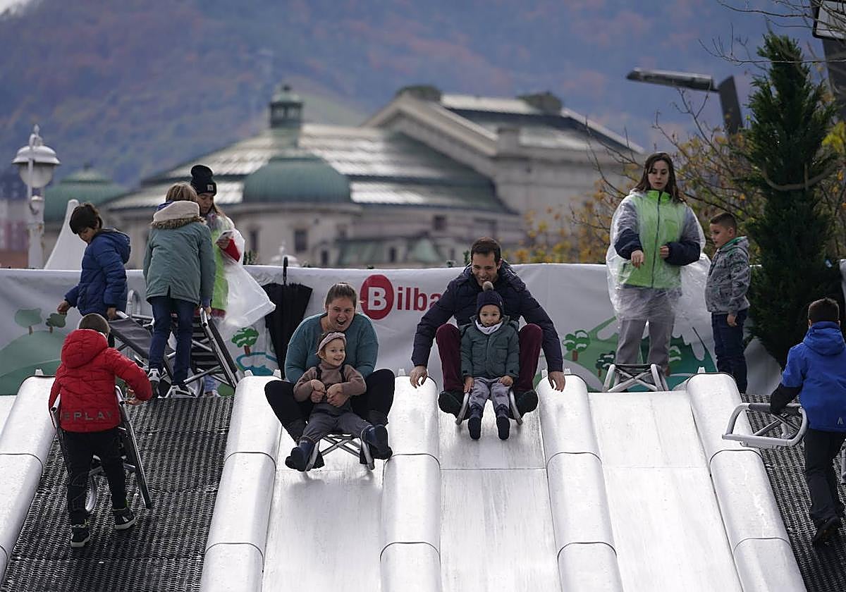La pista de hielo y el tobogán vuelven a Bilbao por Navidad
