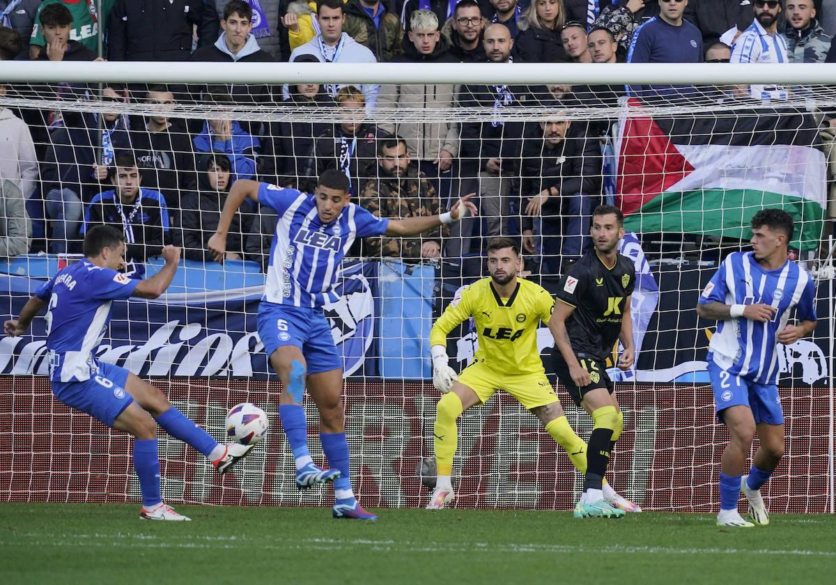 Guevara y Abqar despejan al alimón un balón en el partido ante el Almería.