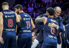 Afectuoso abrazo entre Dusko Ivanovic, abanderado del método, y Markus Howard, una de las dos almas libres del Baskonia que cumple su segundo curso en la capital alavesa