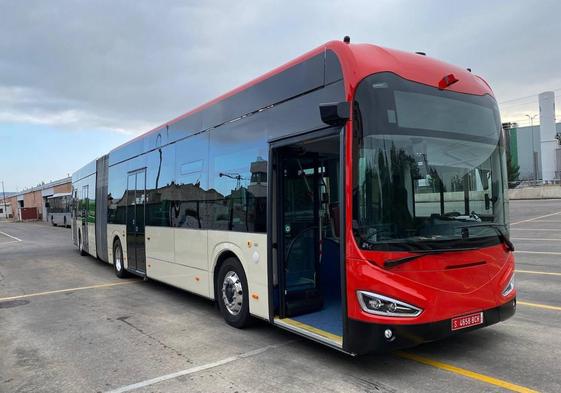 El autobús eléctrico de 18 metros de Irizar que Tuvisa probó en julio en Vitoria.