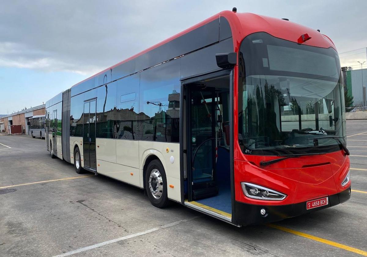 El autobús eléctrico de 18 metros de Irizar que Tuvisa probó en julio en Vitoria.