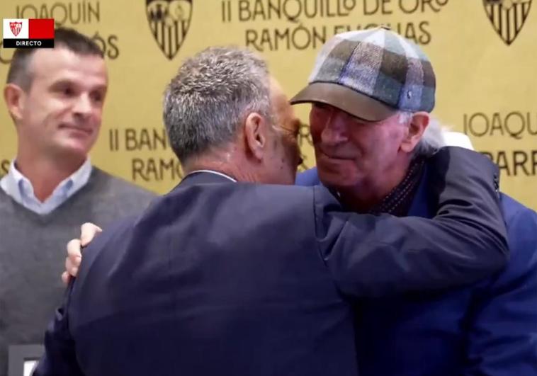 Joaquín Caparrós, con el galardón concedido hoy por el Sevilla.