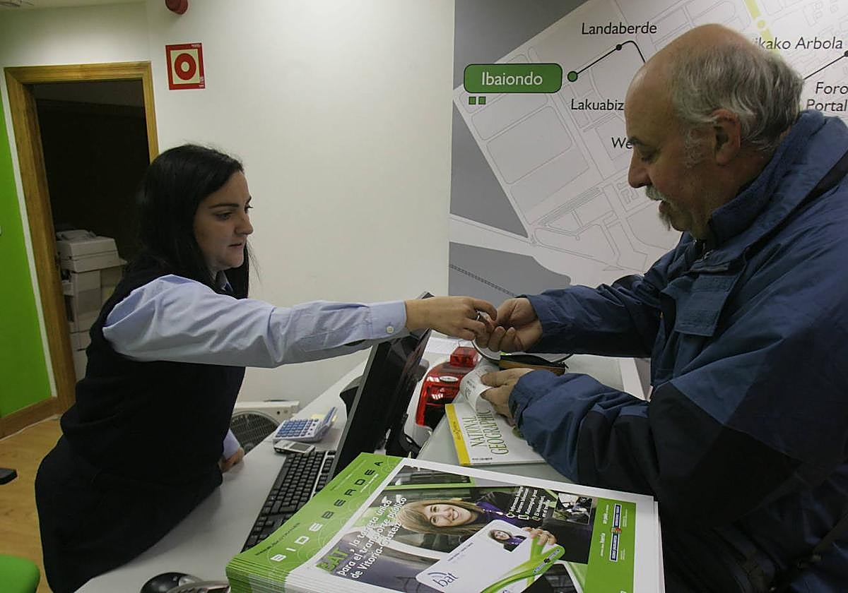 Un hombre en las oficinas para renovar la tarjeta BAT en Sancho el Sabio.