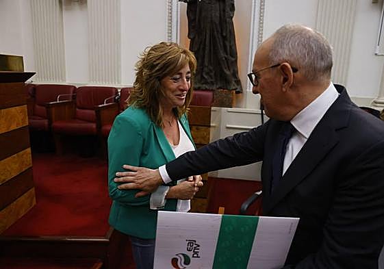 Ramiro González con Eva López de Arroyabe en un pleno de las Juntas Generales.