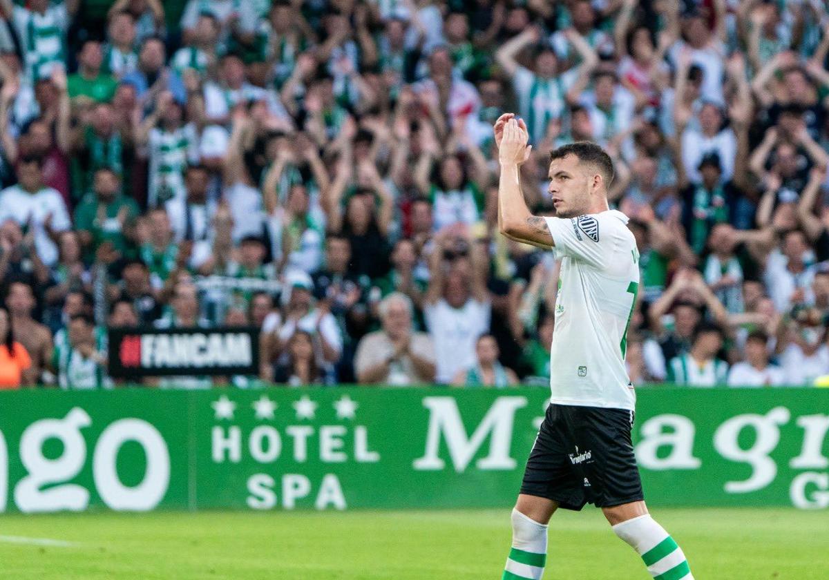 Iñigo Vicente en un partido con el Racing.