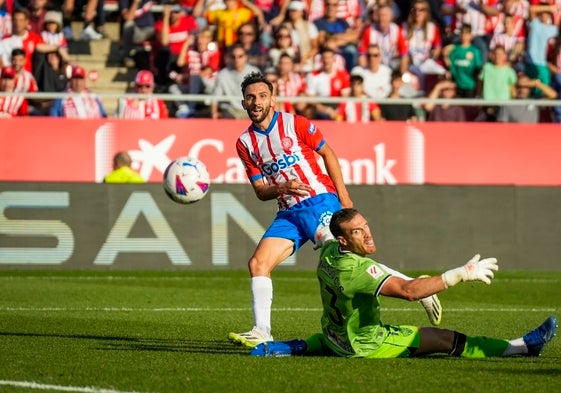 Iván Martín supera a Fernando Martínez, portero del Almería, en Montilibi.