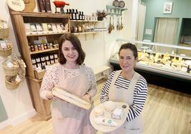 Gentzane Landa y Olga Viña, amigas desde hace siete años, han dejado sus carreras para abrir esta quesería artesana en Bilbao.