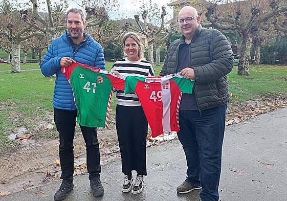 Sergio Barcenilla, presidente de la Federación Vasca de Balonmano, junto a Itziar Aginagalde, alcaldesa de Berango, y Diego Izquierdo, representante del club local.