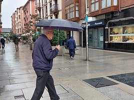 Personas mayores pasean por el centro del municipio.