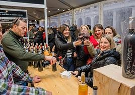 Un grupo de amigas brinda en la última edición de Ardoaraba.