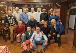 Ex jugadores del Getxo este miércoles en Casa Rufo, en Bilbao.